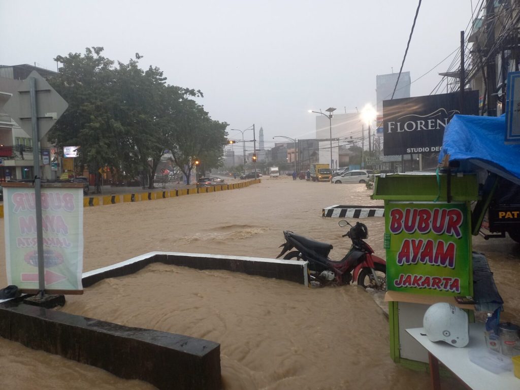 Jalan MT Haryono di Balikpapan Selatan terendam banjir. (Foto:Dani/Inibalikpapan.com)