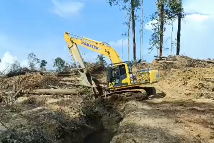 Ekskavator milik perusahaan sawit beroperasi di atas lahan yang diklaim sebagai ladang keluarga Lin Mardaleni.-(Foto/ Dok. Nomor satu Kaltim)