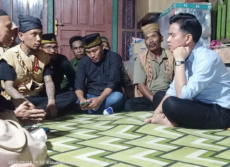 Wapres Gibran Rakabuming saat mendengar langsung keluh-kesah warga di Muara Kate.