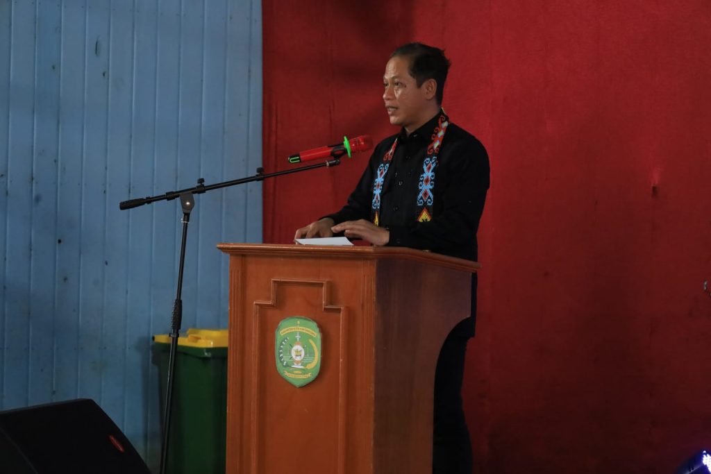 Menteri Lingkungan Hidup dan Kehutanan Republik Indonesia, Dr. Hanif Faisol Nurofiq, Saat Pidato Di Desa Pela Kota Bangun 