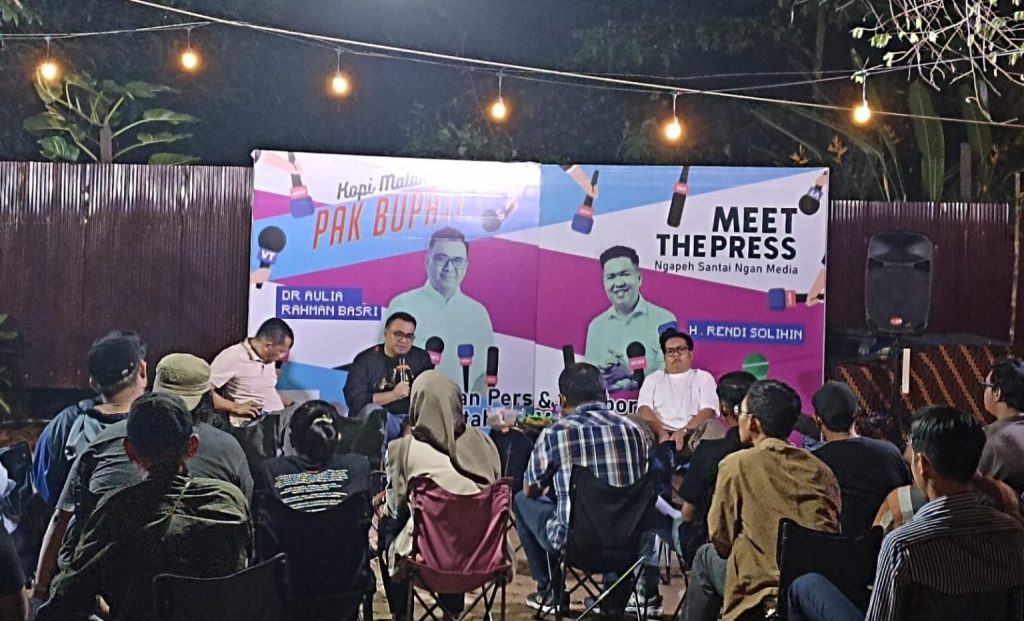 Bupati Kutai Kartanegara Aulia Rahman Basri dan Wakil Bupati Rendi Solihin menggelar forum santai bertajuk Ngapeh Santai Ngan Media bersama insan pers di Bukit Mahoni, Tenggarong Seberang, Selasa malam (1/7/2025). (Foto: Istimewa)