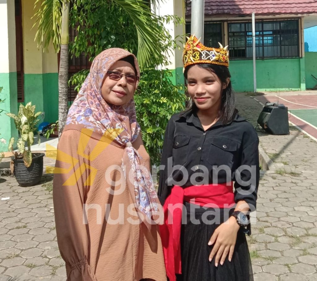Dra. Ec. Tutik Wahyuningsih, Bersama Aina Putri