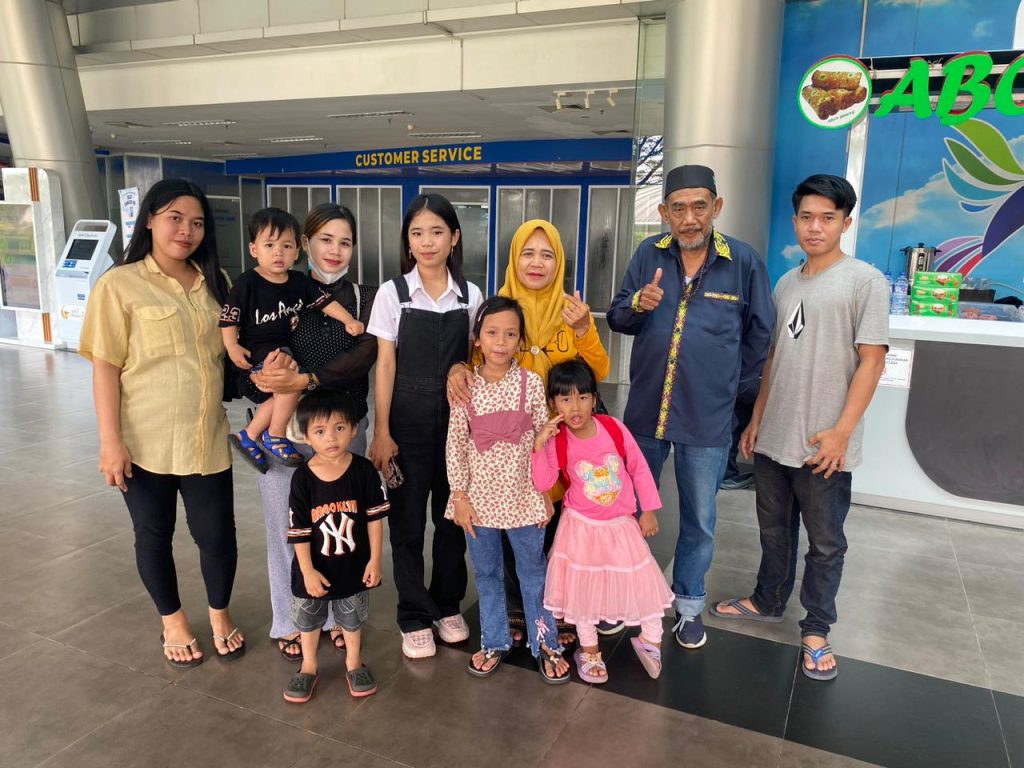 Karunia Bersama Keluarga, Di Bandara Menuju Jakarta (Istimewa)