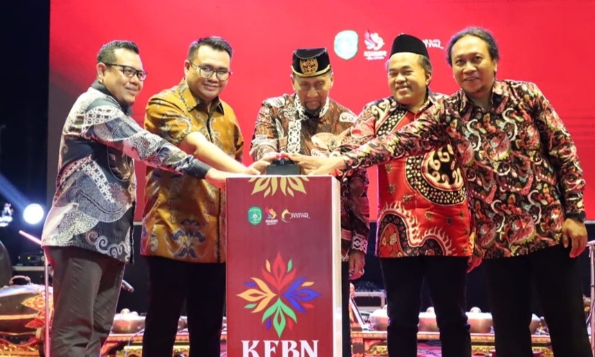 Bupati Kutai Kartanegara Aulia Rahman didampini Ketua DPRD Kutai Kartanegara Ahmad Yani menekan sirene tanda dimulainya FKBN, di halaman Kedaton Kesultanan Kutai Kartanegara Ing Martadipura, Sabtu (19/7/2025) By Prokom Kukar

