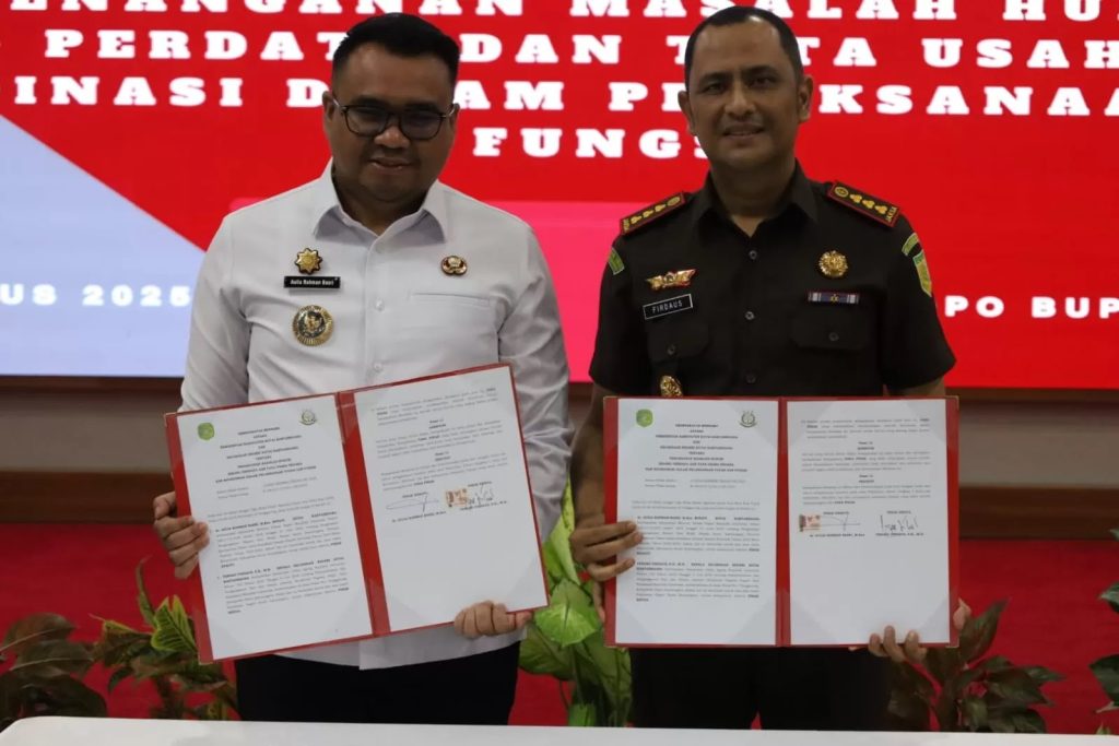 Bupati Kukar Aulia Rahman Basri dan Kepala Kejaksaan Negeri Kukar Tengku Firdaus, menandatangani kesepakatan tentang upaya perbaikan dalam bentuk pencegahan terjadinya pelanggaran hukum. (PROKOM)