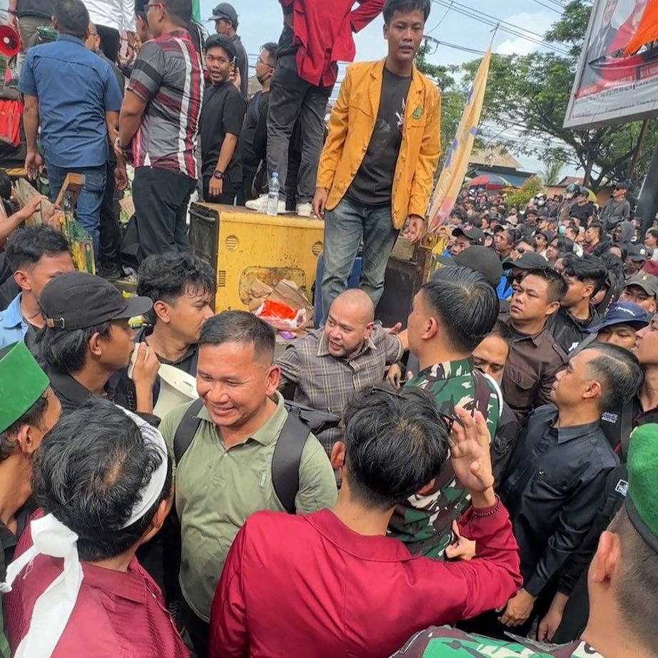 Foto Akhmed Reza Fachlevi saat menemui demonstran di depan kantor DPRD Kaltim (foto: Instagram pribadi Akhmed Reza Fachlevi)