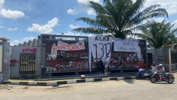Kerusakan Pagar DPRD Kaltim, Sumber kaltimmedia.com