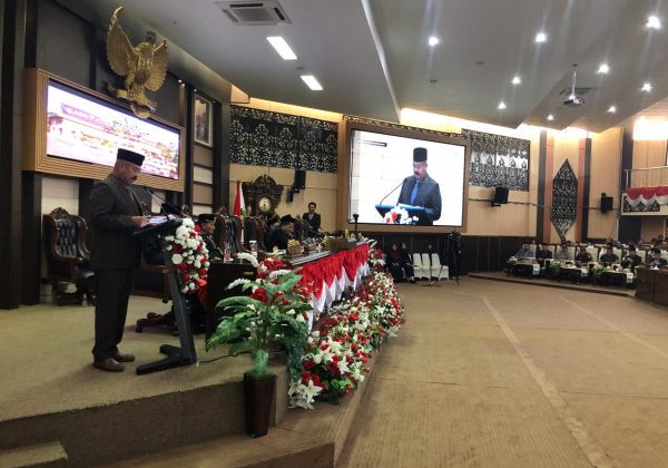 Bupati Kukar, Edi Damansyah saat memberikan sambutan dalam pelantikan Ketua DPRD Kukar. (Foto: Dok.Korankaltim.com)