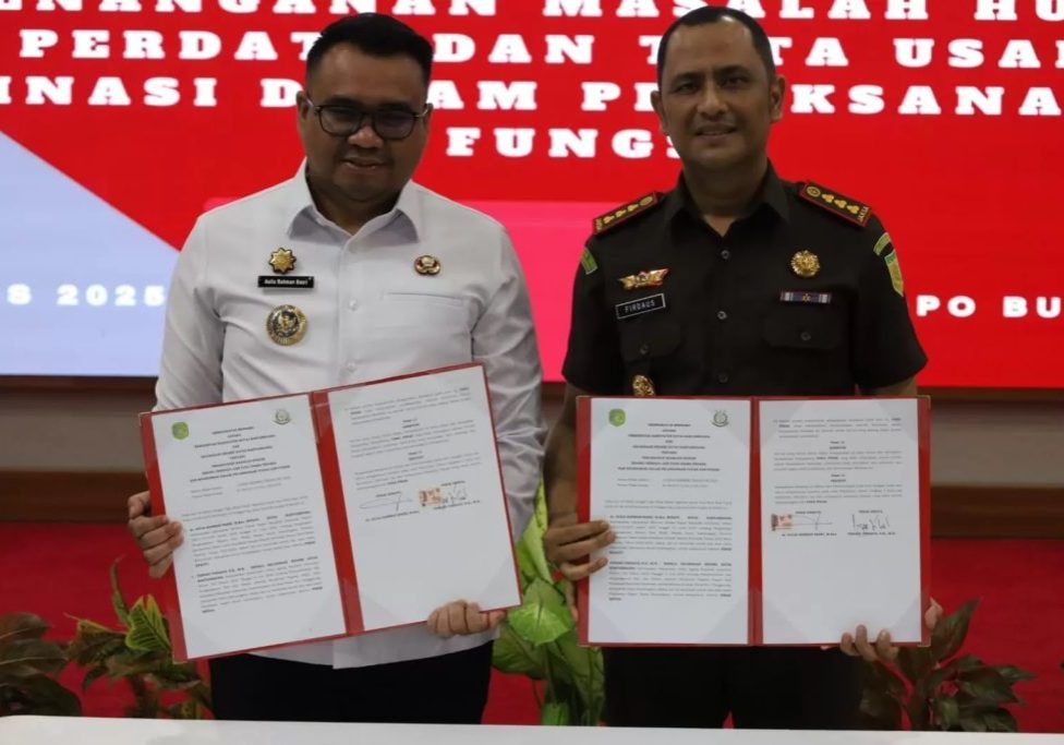 Bupati Kukar Aulia Rahman Basri dan Kepala Kejaksaan Negeri Kukar Tengku Firdaus, menandatangani kesepakatan tentang upaya perbaikan dalam bentuk pencegahan terjadinya pelanggaran hukum. (PROKOM)